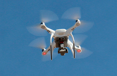 Dron realizando levantamiento topografico